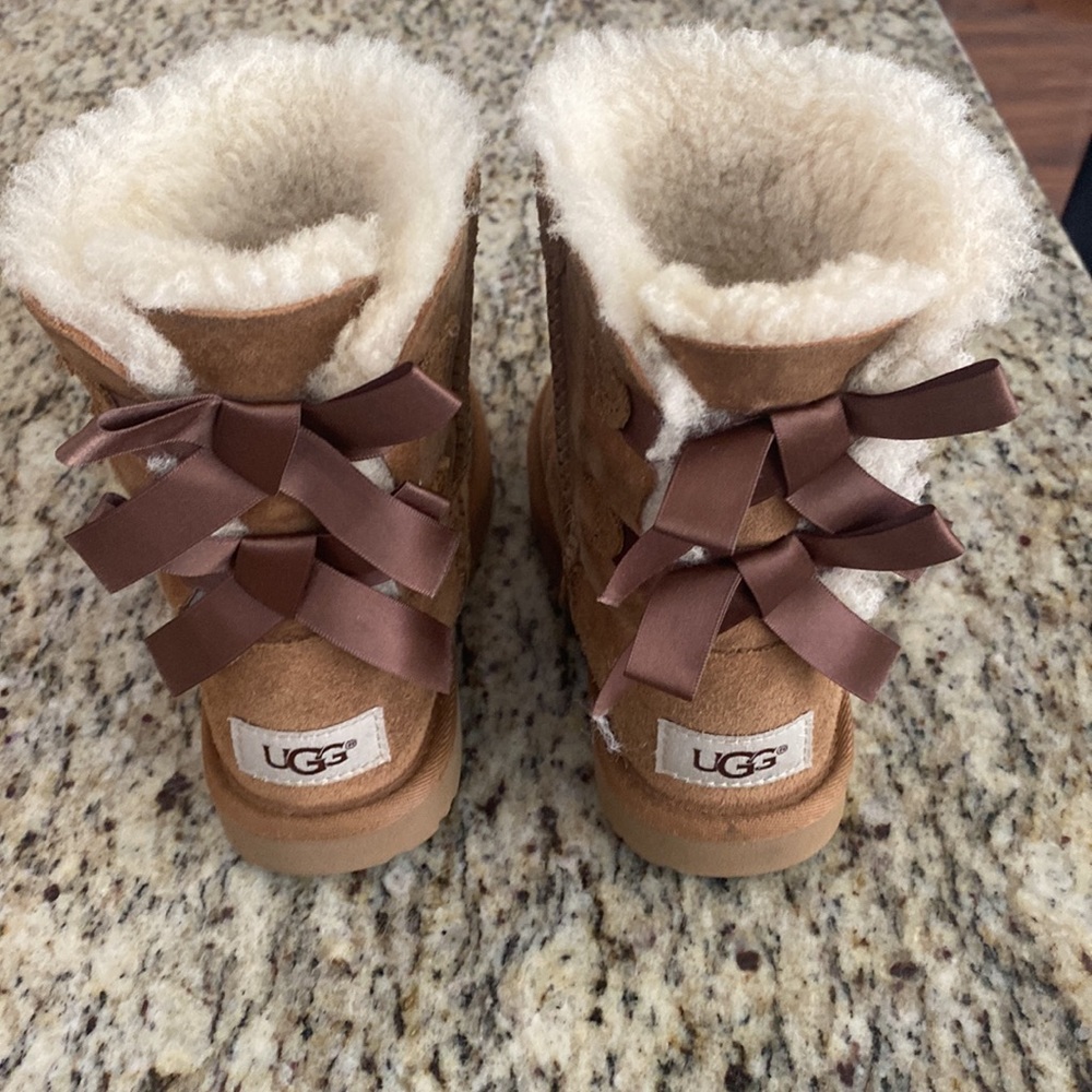 Girls UGGs Bailey bow size 12 brown